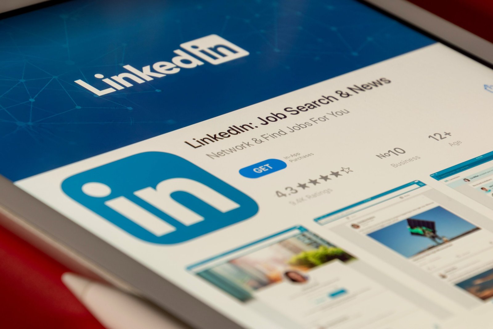 12 Ways to Make Your LinkedIn Profile Stand Out in 2024