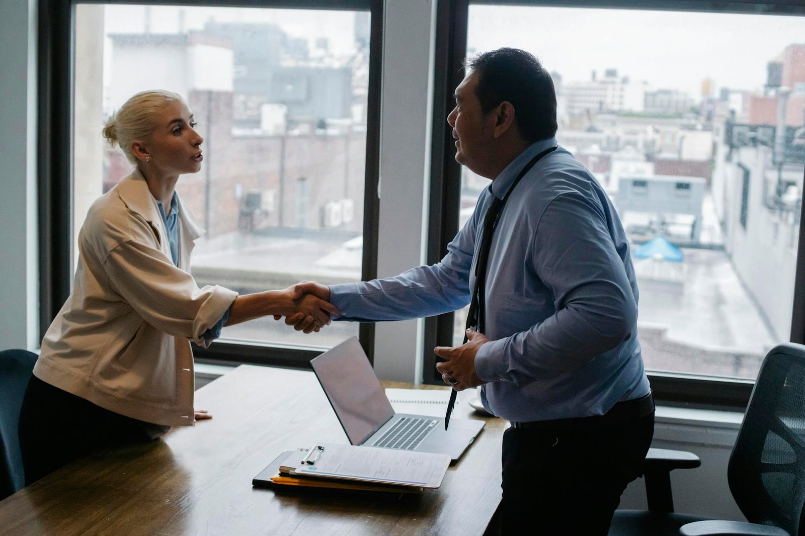 Best Negotiation Skills Courses for Business Professionals